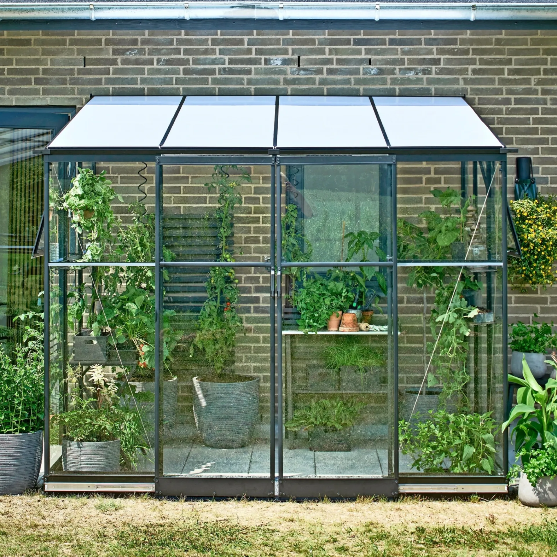 Halls Vægdrivhuse > QUBE LEAN-TO 68 VÆGDRIVHUS 3 MM HÆRDET GLAS SORT 4,7 M2