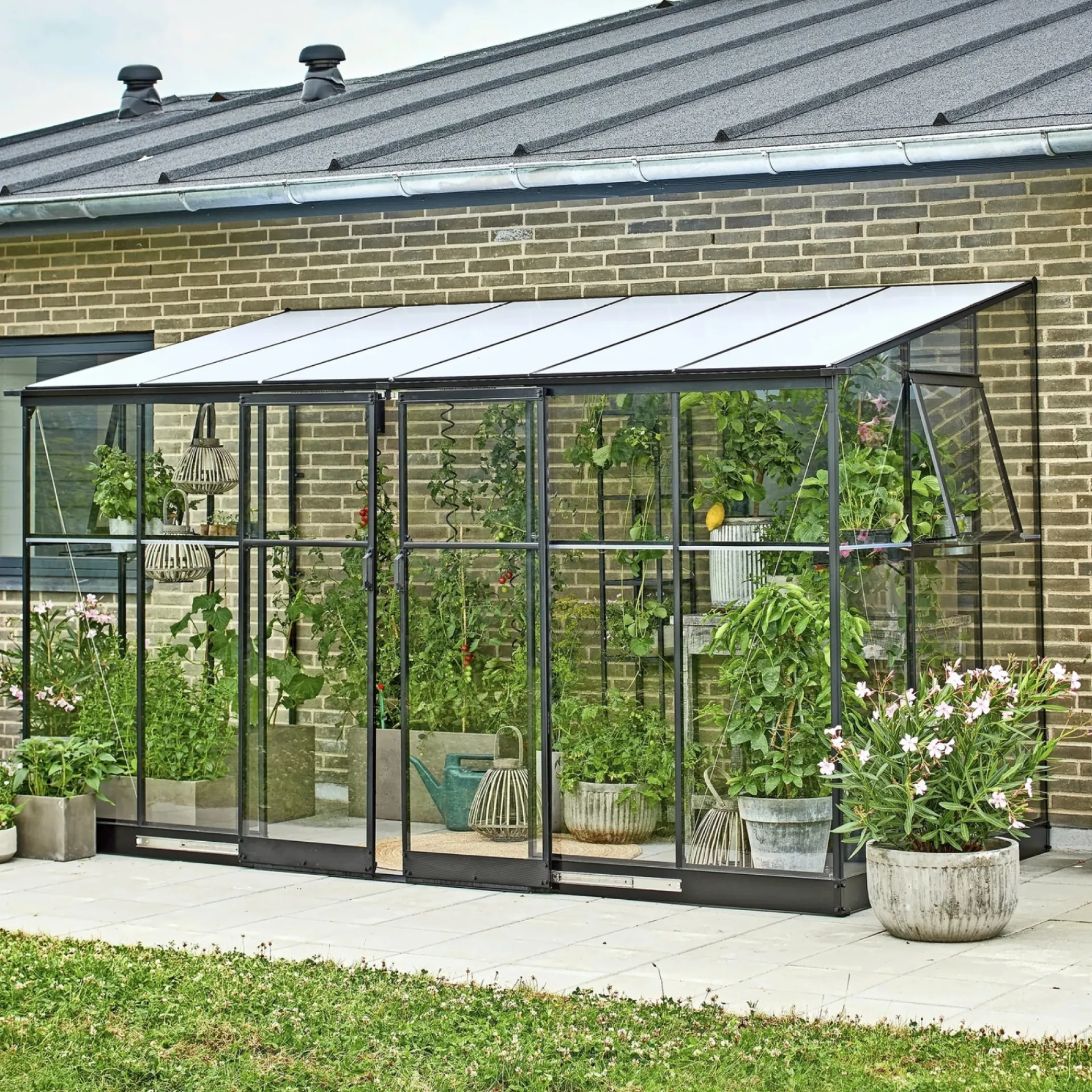 Halls Vægdrivhuse > QUBE LEAN-TO 612 VÆGDRIVHUS 3 MM HÆRDET GLAS SORT 7,1 M2