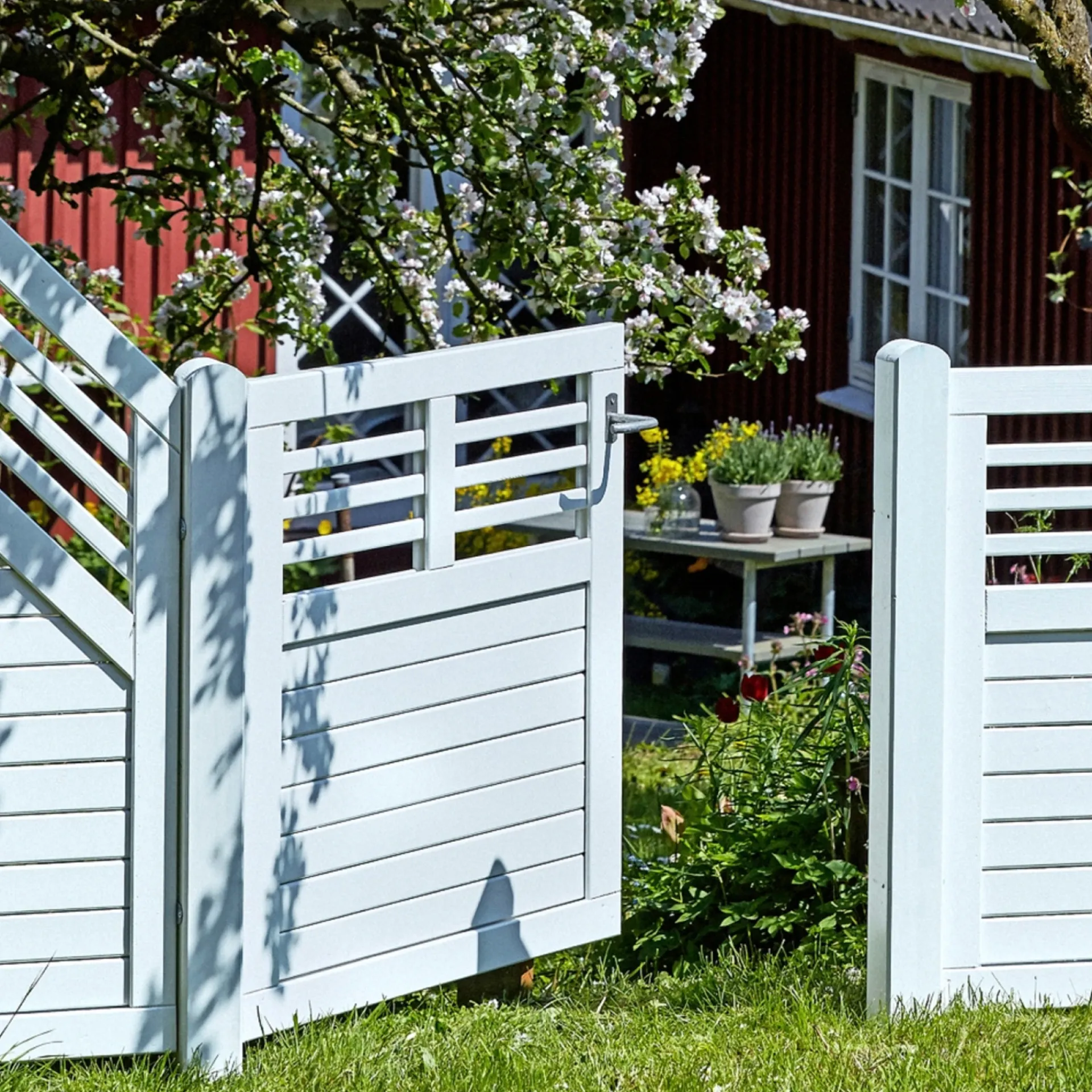 Plus Træhegn > DECORA LÅGE FUNGICIDBEHANDLET OG GRUNDMALET 2 GANGE HVID 100 X 95 CM