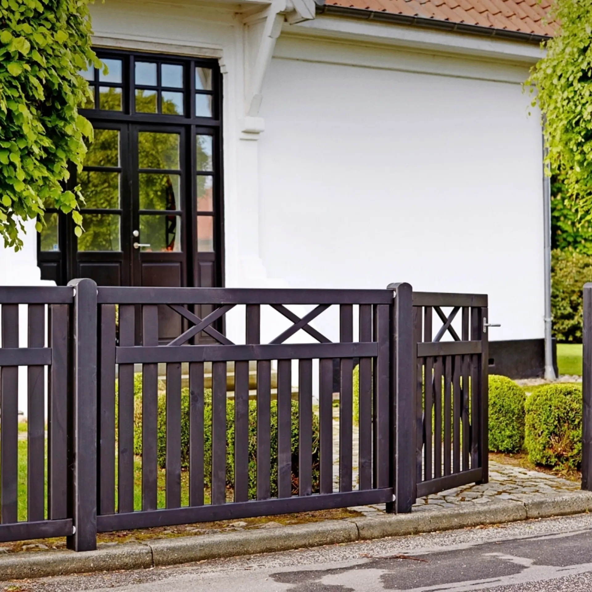 Plus Træhegn > VINESSE LÅGE FUNGICIDBEHANDLET OG GRUNDMALET SORT 100 X 98 CM