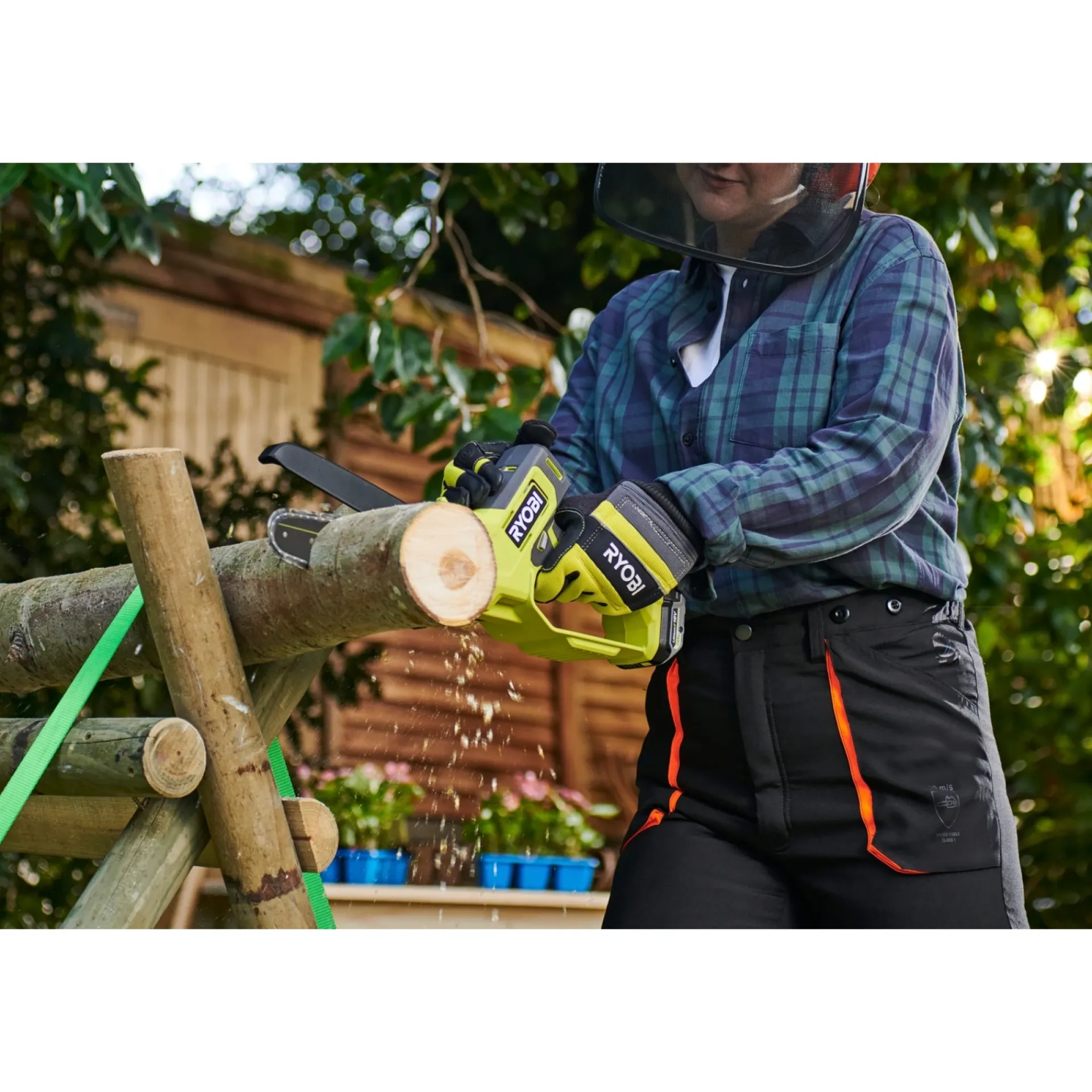 Ryobi Motorsave > GRENSAV AKKU 15 CM MED BATTERI OG LADER